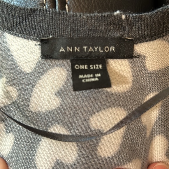 Ann Taylor Shawl Womens One Size Heart Print Knit Blend Wrap Cape - Picture 4 of 5